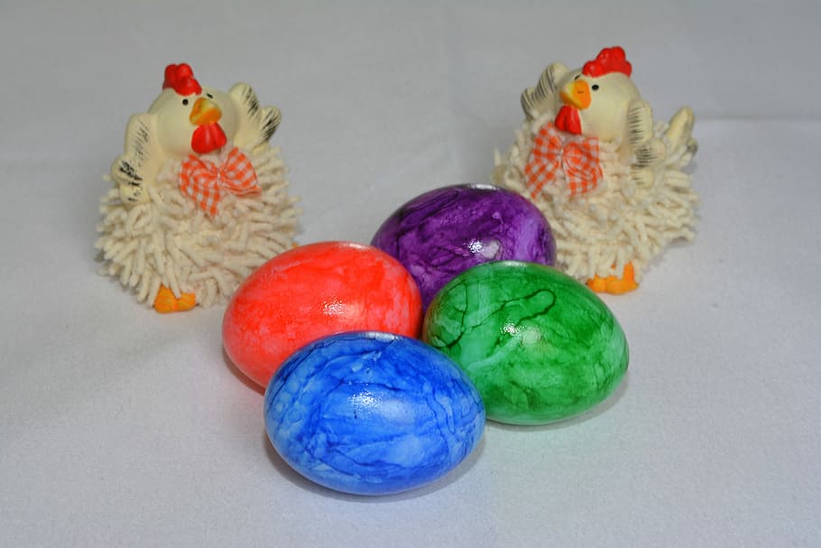 Pasqua, ou, niu, Feliç Pasqua, Pasqua, ou, niu de Pasqua, ous de colors, ous de Pasqua, decoració, salutació de pasqua, multicolor, tir de l'estudi, cap gent, a l'interior, primer pla, celebració, festa, grup d'objectes, ou de Pasqua, art i artesania, representació, natura morta, vacances - esdeveniment, creativitat, variació, fons gris, porpra, petit grup d'objectes, 5K