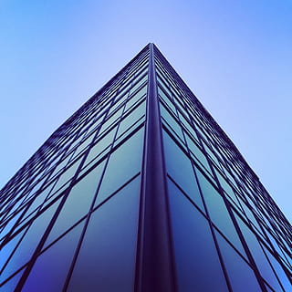 gusano vista fotografía, edificio, gusanos, vista, azul, cielo, arquitectura, estructura, rascacielos, torre, puente - estructura hecha por el hombre, cielo limpio, puente colgante, vista de ángulo bajo, al aire libre, estructura construida, puente, conexión, Ingenieria, transporte, naturaleza, puente suspendido en cables, día, ciudad, altura maxima, metal, edificio de oficinas exterior, moderno, acero, aleación, 1080P
