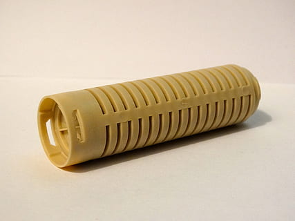 filtre antibacterià, component, plàstic, a l'interior, sol objecte, tir de l'estudi, fons blanc, primer pla, natura morta, cap gent, còpia espai, groc, taula, tallar, tecnologia, connexió, higiene, patró, equipament, material de fusta, dos objectes, forma, 2K, CC0, domini públic, lliure de regalies