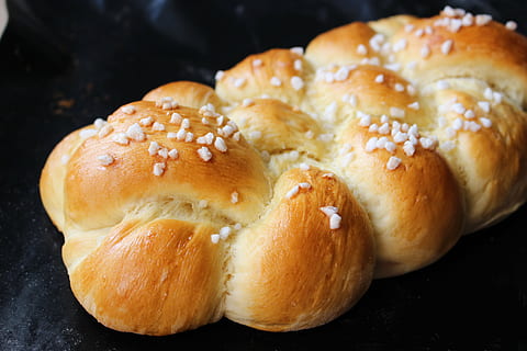 pane cotto, brioche, pane, forno, cibo, freschezza, prima colazione, buongustaio, sesamo, pasto, cibo e bevande, al forno, avvicinamento, ciambella, nessuno, in casa, sfondo nero, seme, natura morta, mangiare sano, concentrarsi sulle conoscenze acquisite, pronto a mangiare, benessere, seme di sesamo, indulgenza, tentazione, spuntino, cibo francese, 5K, CC0, dominio pubblico, privo di copyright