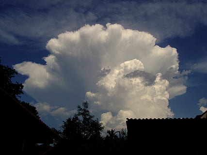 nuage, orage, ciel, des nuages ​​orageux, des nuages, paradis, bleu, été, Météo, nuage - ciel, extérieur du bâtiment, structure construite, architecture, la nature, faible angle de vue, bâtiment, personne, journée, arbre, silhouette, plante, maison, en plein air, beauté dans la nature, problèmes environnementaux, la pollution, fumée - structure physique, environnement, la pollution de l'air, 2K, CC0, domaine public, libre de droits