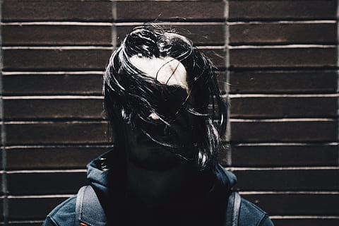 person, sort, hættetrøje, kvinde, stående, væg, lavt fokus, fotografering, mand i sort, Kvinder, en person, mennesker, hunner, depression - sorg, sorg, ensomhed, ung voksen, urban scene, kaukasisk etnicitet, voksen, mode, udendørs, smuk, skønhed, kun en kvinde, sort farve, kun voksne, kun kvinder, rigtige mennesker, livsstil, hovedskud, hår, murbygningsfunktion, langt hår, frisure, fritidsaktivitet, portræt, afslappet tøj, forfra, sort hår, arkitektur, murstens væg, unge kvinder, dag, menneskehår, skjult ansigt, mursten, 4K, CC0, offentligt domæne, royaltyfrie