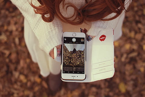 peu profond, photographie de mise au point, femme, blanc, chandail, en portant, or iphone 6, montrant, interface de caméra, mise au point peu profonde, la photographie, femme en blanc, or, iphone 6, femmes, téléphone portable, en plein air, téléphone intelligent, la nature, La technologie, les femelles, Téléphone, appareil photo - équipement photographique, une personne, personnes, photographier, adulte, journée, démodé, fermer, Seulment les adultes, la communication, thèmes de la photographie, Technologie sans fil, se concentrer sur le premier plan, terre, jeune adulte, écran, 1080P, CC0, domaine public, libre de droits
