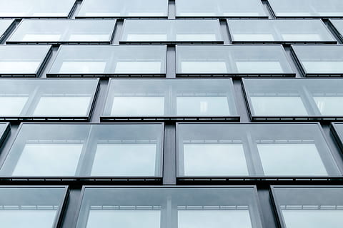 baix, fotografia d'angle, edifici de vidre, primer pla, foto, vidre, finestres, finestra, rectangle, panell de vidre, geomètric, geometria, vidre - material, arquitectura, edifici d'oficines, modern, blau, reflexió, exterior de l'edifici, estructura construïda, negocis, façana, futurista, cap gent, marc complet, fons, edifici, vista d’angle baix, patró, dia, ciutat, exterior d’edifici d’oficines, oficina, disseny, a l'aire lliure, forma geomètrica, 4K, CC0, domini públic, lliure de regalies