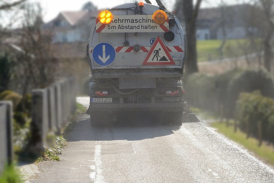 treballar, carretera, trànsit, netejar, escombra, tornar, escombradora, camió, màquina de treball, escombrat, empenta escoba, pols, brutícia, medi ambient, naturalesa, comunicació, text, signe, transport, dia, centrar-se en primer pla, guió occidental, informació, signe d'informació, cap gent, direcció, a l'aire lliure, planta, manera de transport, llum solar, guió, orientació, script no occidental, 1080P