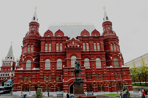 edificio rojo, ventanas, techo plateado, torres y agujas, histórico, arquitectura, museo, estatua de guerra marshall, cielo nublado, rojo, lugar famoso, Rusia, exterior del edificio, estructura construida, edificio, escultura, Arte y artesanía, estatua, cielo, religión, destinos de viaje, representación humana, espiritualidad, representación, creencia, lugar de adoración, ciudad, historia, viaje, el pasado, naturaleza, nadie, al aire libre, aguja, 1080P, CC0, dominio público, libre de derechos
