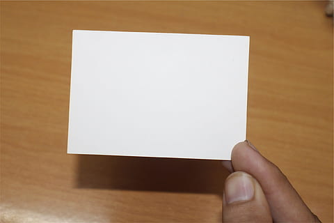 targeta, nota, mà, mà humana, part del cos humà, celebració, paper, una persona, en blanc, a l'interior, buit, material de fusta, taula, còpia espai, Color blanc, comunicació, fusta, primer pla, vista d’angle alt, persona irreconeixible, mostrant, missatge, dit, 1080P, CC0, domini públic, lliure de regalies