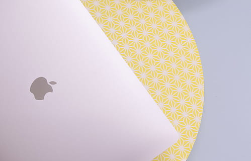 macbook d'argento, strati, computer, geometria, pastello, macbook, colore, nessuno, girato in studio, giallo, in casa, cibo, avvicinamento, modello, creatività, arte e artigianato, Colore bianco, sfondo colorato, blu, natura morta, emozione, vista dall'alto, singolo oggetto, direttamente sopra, parte del corpo, copia spazio, 1080P, CC0, dominio pubblico, privo di copyright