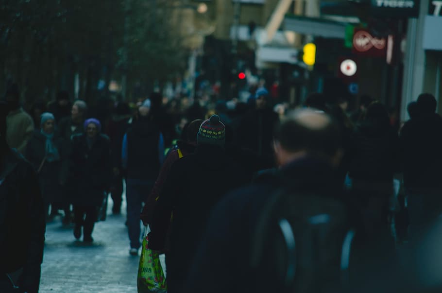 gruppo, persone, a piedi, strada, gruppo di persone, camminando, folla, scena urbana, vita di città, affollato, città, pedone, notte, grande gruppo di persone, all'aperto, giorno, adulto, persone reali, architettura, uomini, esterno dell'edificio, stili di vita, mezzi di trasporto, donne, via della città, struttura costruita, luce, in attesa, 4K