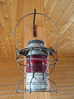 lanterna, luce, vecchio stile, illuminare, cabina, XIX secolo, baita, baracca, in casa, legno - materiale, nessuno, caratteristica della parete, pavimentazione, natura morta, tavolo, avvicinamento, rosso, cavo, legna, metallo, tecnologia, pavimento in legno, elettricità, connessione, contenitore, cultura artistica e intrattenimento, attrezzatura, apparecchio, 5K, CC0, dominio pubblico, privo di copyright