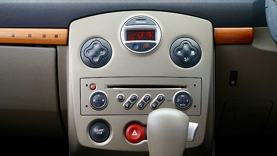 grijs, midden van het voertuig, auto, interieur, dashboard, paneel, auto-interieur, voertuig, uitrusting, controle, automotive, ac, auto-, versnellingspook, klimaat, radio-, lucht, luxueus, comfort, schakelen, hefboom, CD Speler, autoradio, knop, startknop, stereo, CD, conditioning, audio, systeem, stemmer, keypad, schakelaar, vermaak, elektronica, muziek-, speler, macht, volume, kanaal, wijzerplaat, tonen, scannen, conditioner, Controlepaneel, wijze van transport, voertuig interieur, vervoer, technologie, binnenshuis, druk op de knop, geen mensen, motorvoertuig, luxe, aantal, luchtvoertuig, industrie, vliegtuig, detailopname, 5K, CC0, publiek domein, royaltyvrij