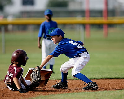 selectiu, focalitzar la fotografia, jugador de beisbol, frontal, un altre, beisbol, jugador, etiqueta, segona base, Tancar trucada, joc, esport, equip, uniforme, pilota, jove, camp, atleta, noi, petita lliga, bonic, parc de boles, competició, masculí, estiu, camp d'influència, brutícia, herba, atlètic, acció, a l'aire lliure, infància, nen, beisbol - esport, nois, mascles, longitud completa, descendència, uniforme de beisbol, homes, uniforme esportiu, roba, casc de beisbol, persones reals, bat de beisbol, de peu, jugant, centrar-se en primer pla, barreteria, gent, nen pre-adolescent, 2K, CC0, domini públic, lliure de regalies
