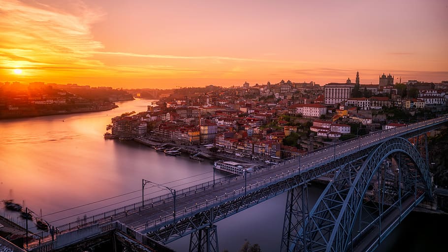grå, bro, bygning, solnedgang, bybro, orange, himmel, flod, vand, arkitektur, bygget struktur, by, transportmidler, bro - menneskeskabt struktur, forbindelse, bygning udvendig, sky - himmel, bybilledet, rejsemål, natur, høj vinkel visning, skumring, udendørs, ingen mennesker, 8K