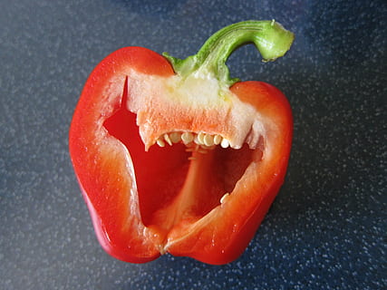 paprica, viso, rosso, facce, ritratto, amichevole, deco, figura, vista, mangiare, cucinare, berretto, cibo, cibo e bevande, verdura, peperone, Pepe, mangiare sano, freschezza, avvicinamento, peperone rosso, benessere, in casa, nessuno, frutta, stelo vegetale, colore arancione, natura morta, girato in studio, vista dall'alto, fetta, 2K, CC0, dominio pubblico, privo di copyright