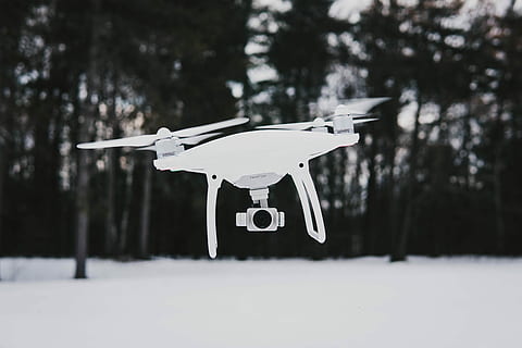 volador, drone quadcopter, arboles, invierno, disparo macro, blanco, r / c, r / c drone, zumbido, cámara, tecnología, equipo, árbol, nieve, temperatura fría, naturaleza, planta, nadie, vehículo aéreo, centrarse en primer plano, aire, tierra, movimiento, día, el color blanco, transporte, modo de transporte, industria aeroespacial, avión, 5K, CC0, dominio público, libre de derechos