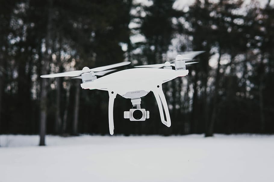volant, drone quadcopter, arbres, hivern, tret macro, blanc, r / c, r / c drone, drone, càmera, tecnologia, equipament, arbre, neu, temperatura de fred, naturalesa, planta, cap gent, vehicle aeri, centrar-se en primer pla, a l'aire, terra, moviment, dia, Color blanc, transport, manera de transport, indústria aeroespacial, avió, 5K