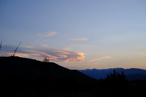 silueta de muntanya, daurat, hores, aèria, fotografia, muntanya, verd, fulles, arbre, silueta, posta de sol, núvol, paisatge, sortida del sol, naturalesa, cel, vespre, blau, escenics, bellesa a la natura, escenics - natura, escena tranquil·la, tranquil·litat, núvol - cel, Serra, medi ambient, escena no urbana, còpia espai, cap gent, idíl·lic, a l'aire lliure, planta, cim de muntanya, 4K, CC0, domini públic, lliure de regalies