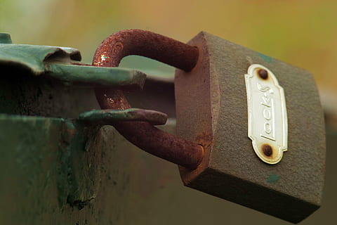 de către wlodek, rugini, castel, hack, metal, metalic, vechi, Siguranță, eternitate, închiderea, închis, lacăt, blocare, Securitate, a închide, nici o persoana, să se concentreze asupra primelor elemente, ruginit, protecţie, zi, în aer liber, lemn - material, zăvor, număr, erodate, lumina soarelui, 5K, CC0, domeniu public, fără drepturi de autor
