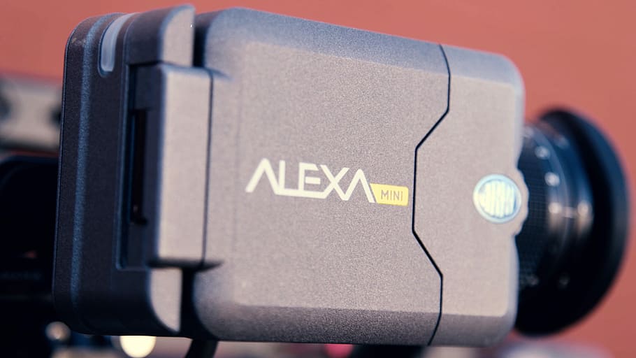 Foto, sort, alexa mini kamera, kamera, mirrorless, video kamera, linse, tæt på, tekst, teknologi, meddelelse, ingen mennesker, vestlige script, enkelt objekt, selektiv fokusering, hjemme videokamera, fotografering temaer, kunstkultur og underholdning, ekstrem nærbillede, filmindustrien, fokus på forgrunden, forfra, Medierne, kamera - fotografisk udstyr, musik, transportmidler, trykknap, filme, digitalt kamera, 5K