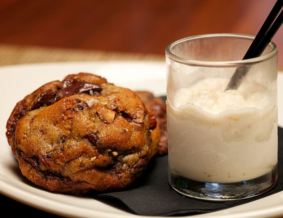 dessert, cookie, milkshake, mad og drikke, mad, klar til at spise, friskhed, glas, indendørs, husholdningsudstyr, forfriskning, drikkeglas, drikke, tæt på, fokus på forgrunden, kyllinge kød, kød, stilleben, kylling, ingen mennesker, måltid, sund kost, studio skud, aftensmad, hvidt kød, fristelse, 4K