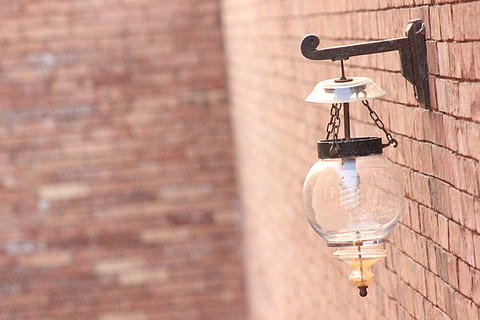 selektiv, fokus fotografering, sort, Sconce, væg, lys, pære, indre, arkitektur, etage, elektrisk, teknologi, design, værelse, lampe, murstens væg, mursten, murbygningsfunktion, belysningsudstyr, ingen mennesker, bygget struktur, fokus på forgrunden, dag, bygning udvendig, tæt på, udendørs, metal, lys pære, gadebelysning, elektrisk lampe, gade, elektricitet, 2K, CC0, offentligt domæne, royaltyfrie