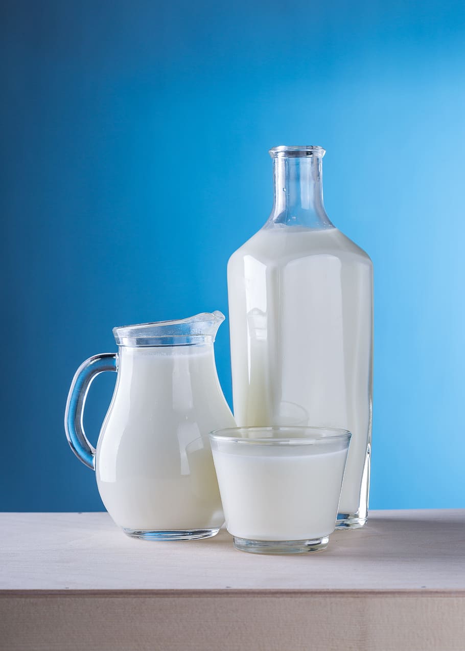 primer pla, llet, blau, fons, ampolla, esmorzar, netejar, fred, producte diari, deliciós, beure, ple, vidre, salut, saludable, indulgència, jar, líquid, llançador, productes, natura morta, contenidor, menjar i beguda, refresc, a l'interior, fons blau, taula, cap gent, vidre - material, menjar, transparent, frescor, fons de colors, tir de l'estudi, càntir, 5K