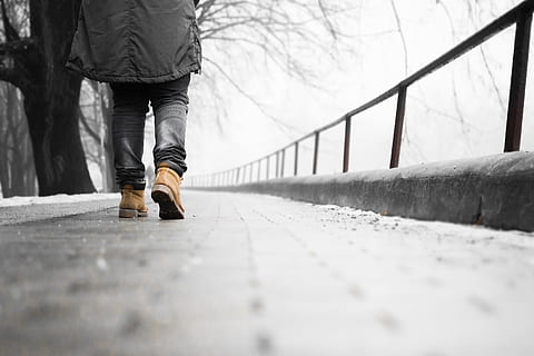 kengät, kävely, toiminta, pieni osa, yksi henkilö, takaa, silta - ihmisen rakenne, päivä, ihmisen jalka, polku, arkinen vaatetus, ihmiskehon osa, elämäntavat, ruumiin osa, suunta, arkkitehtuuri, valikoiva tarkennus, vapaa-ajan toiminta, kaide, tie eteenpäin, kuljetus, oikeita ihmisiä, ulkona, näkökulmasta, farkut, jalankulkusilta, ihmisen raajan, 1080P, CC0, public domain, rojaltivapaa