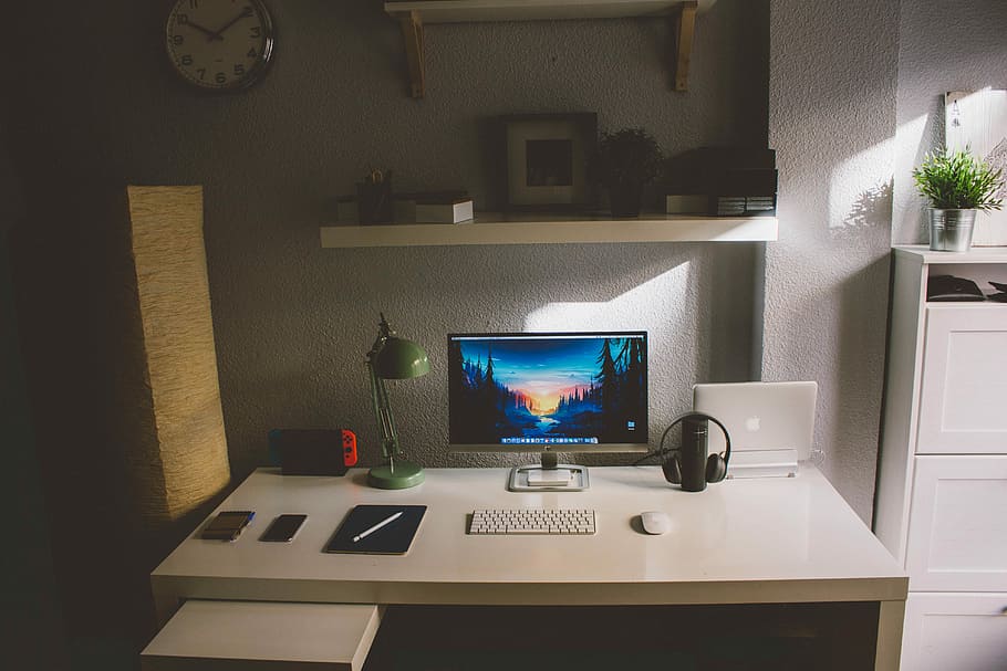 argento imac, bianca, cordless, tastiera, di legno, tavolo, dentro, camera, grigio, piatto, schermo, tenere sotto controllo, senza fili, tavolo per computer, scrivania, ufficio, computer, Mela, tecnologia, in casa, attrezzatura informatica, mobilia, orologio, tempo, schermo del computer, stanza domestica, interno di casa, nessuno, casa, computer fisso, moderno, attività commerciale, lampada elettrica, comunicazione, illuminato, 5K