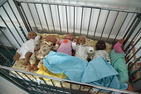 nines, llit, ensenyament, classe, Conferència, interior, hospital, nines de bebè, moltes nines, nen, coixí, habitació, grup de persones, vista d’angle alt, nadó, a l'interior, infància, bressol, dones, jove, persones reals, barana, gent, homes, unió, femelles, longitud completa, noies, arquitectura, descendència, innocència, 5K, CC0, domini públic, lliure de regalies