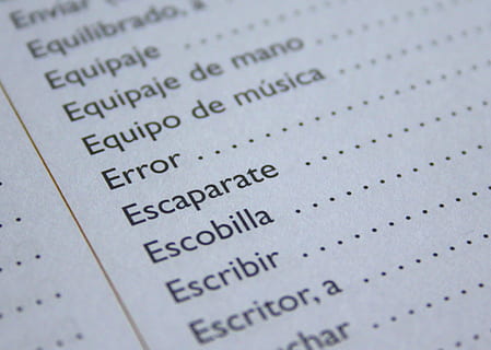 papier imprimé blanc, Espanol, la langue, Erreur, apprendre, parler, prof, linguiste, étranger, mots, vocabulaire, dictionnaire, Traduire, arrière-plans, texte, plein cadre, personne, fermer, mise au point sélective, la communication, écriture occidentale, modèle, vue grand angle, papier, métal, à l'intérieur, page, texturé, nature morte, dans une rangée, gris, la musique, antique, 2K, CC0, domaine public, libre de droits