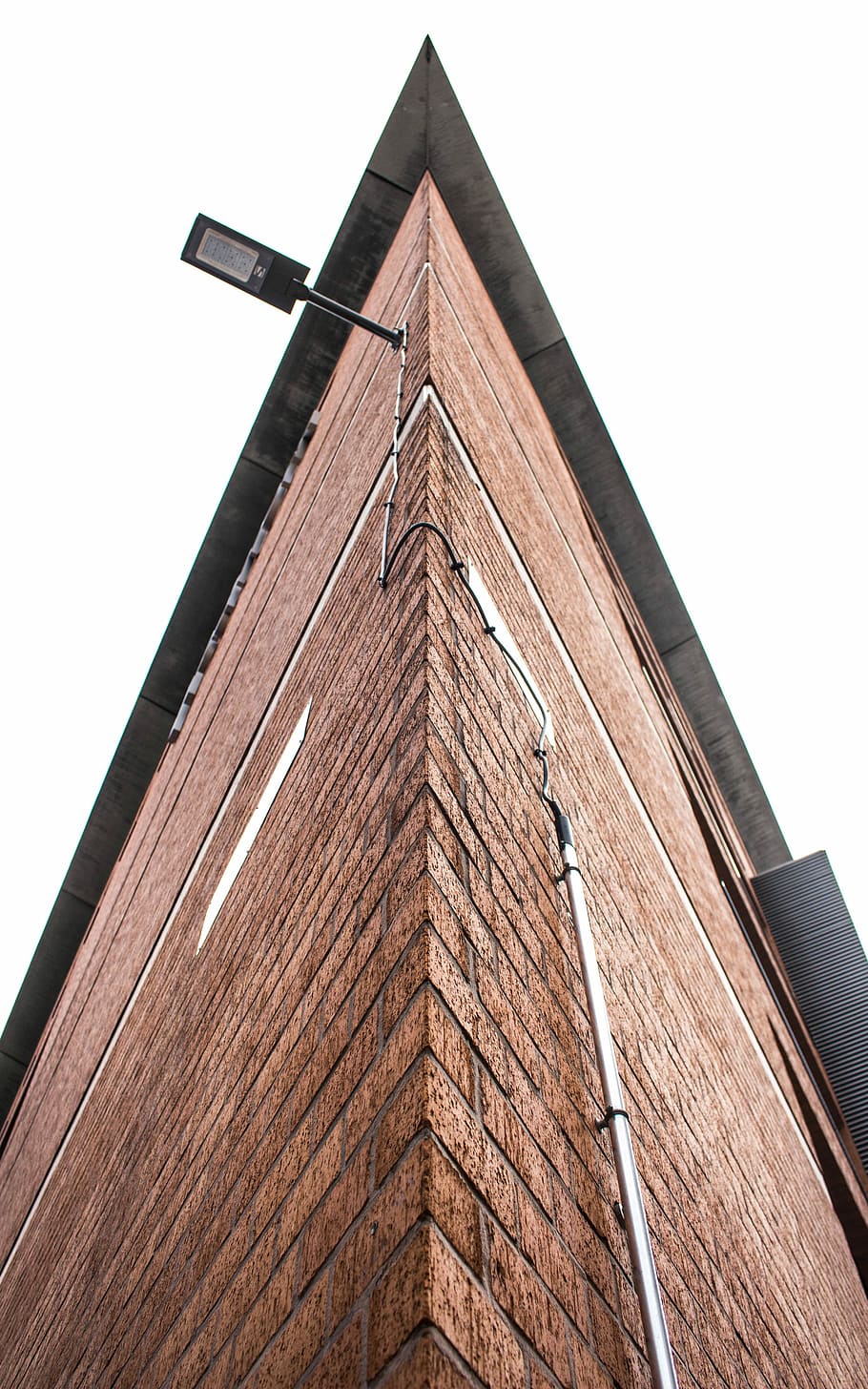 primer pla, marró, edifici de maó, blanc, cel, durant el dia, canonada grisa, cantonada, arquitectura, edifici, maó, agut, simetria, angle, llum, vista d’angle baix, exterior de l'edifici, estructura construïda, cel clar, cap gent, material de fusta, alta - alta, dia, naturalesa, a l'aire lliure, torre, patró, còpia espai, paret de maó, directament a sota, 5K