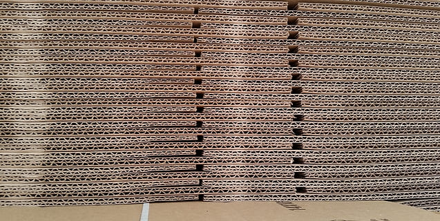 schließen, Foto, grau, schwarz, Textil-, Nahansicht, Karton, Perspektive, Textur, abstrakt, Kunst, Papier-, Beige, kreativ, industriell, kommerziell, Verpackungsmaterial, Verpackung, Box, flache Box, Hintergründe, texturiert, Muster, Vollbild, keine Leute, Wiederholung, Metall, Tag, Stapel, große gruppe von gegenständen, Anordnung, in einer Reihe, braun, Stillleben, gebaute Struktur, draußen, Seite an Seite, Wandbau - Funktion, die Architektur, 5K, CC0, gemeinfrei, lizenzfrei