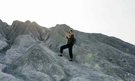 aktivita, dobrodružství, batoh, batohem, Fotoaparát, kempování, neformální, užívat si, dom, dívka, turistika, kopec, hobby, Dovolená, cesta, rozradostněný, dáma, krajina, volný čas, hora, Příroda, venku, vrchol, fotografie, Skála, romantický, vyfotit, cestovní ruch, turista, cestovat, teplý, víkend, žena, jedna osoba, plná délka, dospělý, mladého dospělého, životního stylu, ženy, volnočasové aktivity, cvičení, Mladá žena, prázdnin, sport, den, oblečení, přistát, výlet, pevný, svoboda, 5K, CC0, veřejná doména, bez autorských práv
