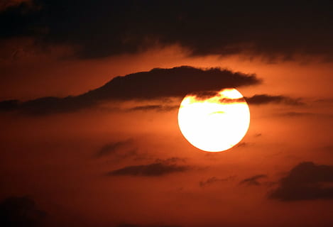 posta de sol, Sol ponent, cel, núvols, Índia, naturalesa, vespre, sol, color taronja, llum solar, núvol - cel, bellesa a la natura, cercle, escenics - natura, forma geomètrica, forma, espai, cel dramàtic, tranquil·litat, cap gent, escena tranquil·la, a l'aire lliure, groc, idíl·lic, astronomia, eclipsi, 2K, CC0, domini públic, lliure de regalies