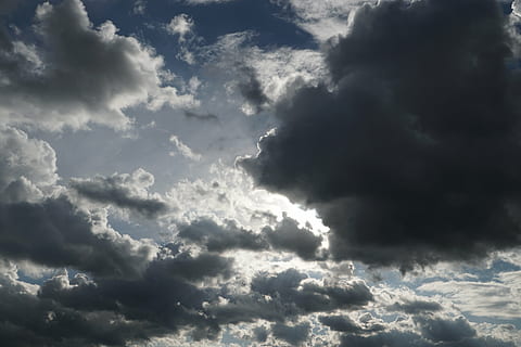 nuvole, cielo appannato, nuvole scure, nuvola - cielo, cielo, Cloudscape, bellezza nella natura, scenics - natura, sfondi, nuvoloso, cielo drammatico, tempesta, natura, nessuno, ambiente, buio, luce del sole, vento, nuvola temporalesca, atmosfera, cielo lunatico, all'aperto, meteorologia, pioggia, infausto, clima, morbidezza, 5K, CC0, dominio pubblico, privo di copyright