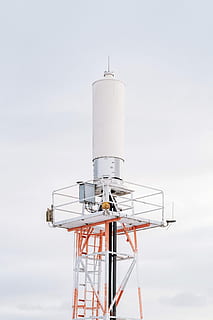 Weiß, rot, Sendemast, Technologie, Turm, Himmel, Blau, Industrie, Fernmeldeturm, Tag, keine Leute, Sonnenkollektor, draußen, gebaute Struktur, die Architektur, Flachwinkelansicht, Natur, Metall, Gebäudehülle, Kommunikation, große Höhe, Kraftstoff- und Stromerzeugung, Verbindung, kabellose Technologie, erneuerbare Energie, wolke - himmel, 4K, CC0, gemeinfrei, lizenzfrei