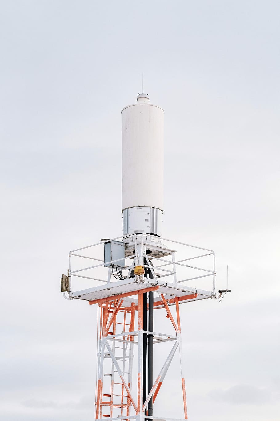 bianca, rosso, torre di trasmissione, tecnologia, Torre, cielo, blu, industria, torre delle comunicazioni, giorno, nessuno, pannello solare, all'aperto, struttura costruita, architettura, Inquadratura dal basso, natura, metallo, esterno dell'edificio, comunicazione, alto - alto, combustibile e produzione di energia, connessione, tecnologia wireless, energia rinnovabile, nuvola - cielo, 4K