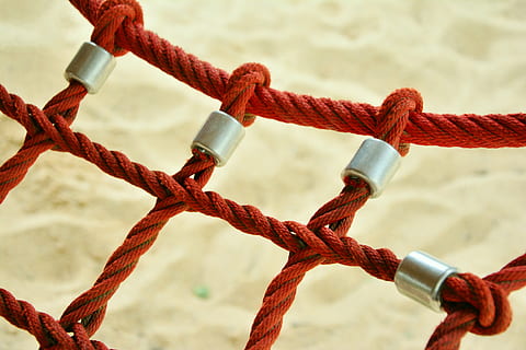 braunes Netz, Netzwerk, Spielplatz, Spielgerät, Sicherheit, Kinderspielplatz, flechten, Kletternetz, Stärke, Seil, Tag, Meer, Verbindung, draußen, Fokus auf den Vordergrund, Nahansicht, keine Leute, Wasser, Schutz, Metall, gebunden, gebundener Knoten, rot, Strand, Land, Kette, 5K, CC0, gemeinfrei, lizenzfrei