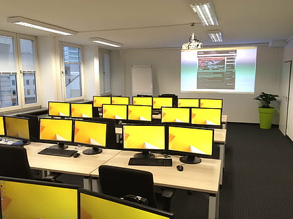 piatto, monitor di schermo, tavolo, aula, computer, formazione scolastica, classe, tecnologia educativa, apprendimento, camera, in casa, seminario, schermo del computer, tecnologia, posto a sedere, sedia, assenza, mobilia, attività commerciale, finestra, nessuno, vuoto, giallo, ufficio, architettura, scrivania, Business aziendale, stanza domestica, di fila, moderno, sedia da ufficio, illuminato, soffitto, 2K, CC0, dominio pubblico, privo di copyright
