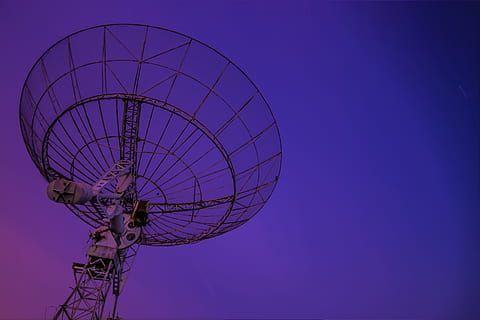 violet, ciel, satellite spatial, divers, science, La technologie, bleu, la communication, Technologie sans fil, Antenne satellite, antenne - antenne, équipement, diffusion, industrie de la télévision, communications globales, faible angle de vue, Satellite, la nature, lien, ciel clair, personne, espace, espace de copie, équipement de télécommunication, la tour, onde radio, recevoir, équipement électrique, 4K, CC0, domaine public, libre de droits