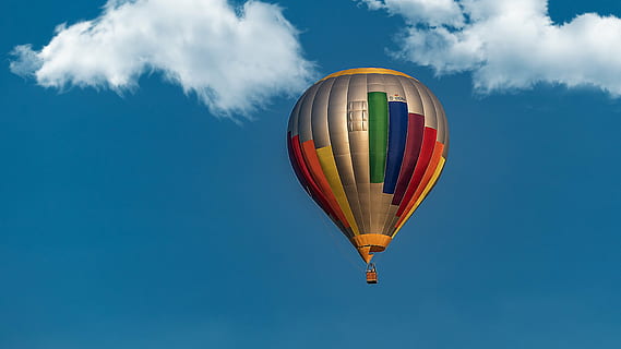 fotografering, flerfarvede, hed, luftballon, blå, himmel, ballon, skyer, flyvningen, Afslut, varmluftballon, flyvende, luft, eventyr, luftfartøj, transportmidler, sport, udendørs, rejse, kurv, Midt i luften, sky - himmel, transportform, multi farvet, natur, dag, bevægelse, cloudscape, ingen mennesker, ballooning festival, digital komposit, 5K, CC0, offentligt domæne, royaltyfrie
