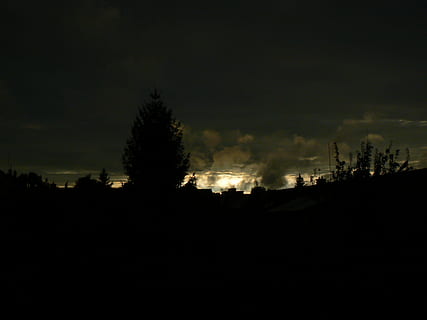 tmavý, strom, světlo, mrak, strop, temný, strom, nebe, mrak, strop, západ slunce, silueta, noc, krajina, venku, nikdo, rostlina, exteriér budovy, Příroda, mrak - nebe, kopie prostor, architektura, životní prostředí, klidné scény, klid, stavba, krása v přírodě, scenics - příroda, růst, znečištění ovzduší, 2K, CC0, veřejná doména, bez autorských práv