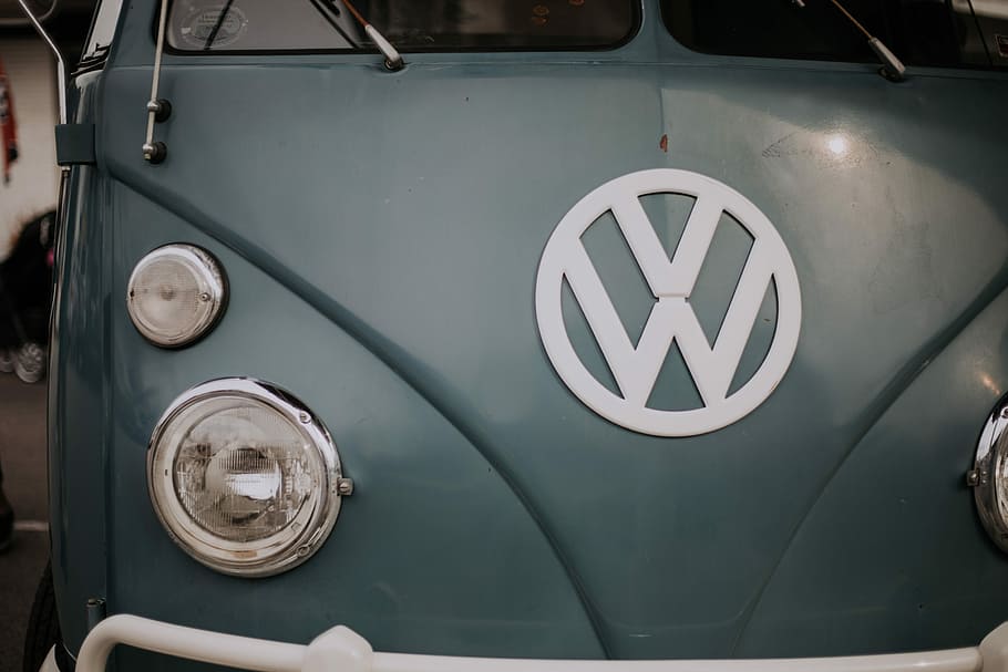 Nahansicht, Foto, grau, volkswagen fahrzeug, graues volkswagen fahrzeug, Auto, van, Vorderseite, Logo, Motor-, Transportmittel, Transport, Kommunikation, Zeichen, keine Leute, Beratung, Tag, Landfahrzeug, drinnen, Kraftfahrzeug, Fahrzeuginnenraum, Richtung, Text, gestalten, Luftfahrzeug, Kreis, Metall, 5K