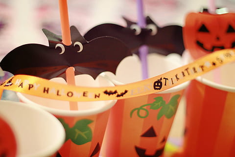 halloween tema kopper, halloween, tema, kopper, feiring, kake, fest - sosial begivenhet, helligdager og feiringer, ingen folk, innendørs, nærbilde, dag, selektiv fokusering, fokusere på forgrunnen, mat og Drikke, henger, tekst, Nummer, mat, multi farget, butikk, dekorasjon, kunst og Håndverk, på rad, vestlig skript, stilleben, fødselsdag, festival, 1080P, CC0, offentlig domene, opphavsrett gratis
