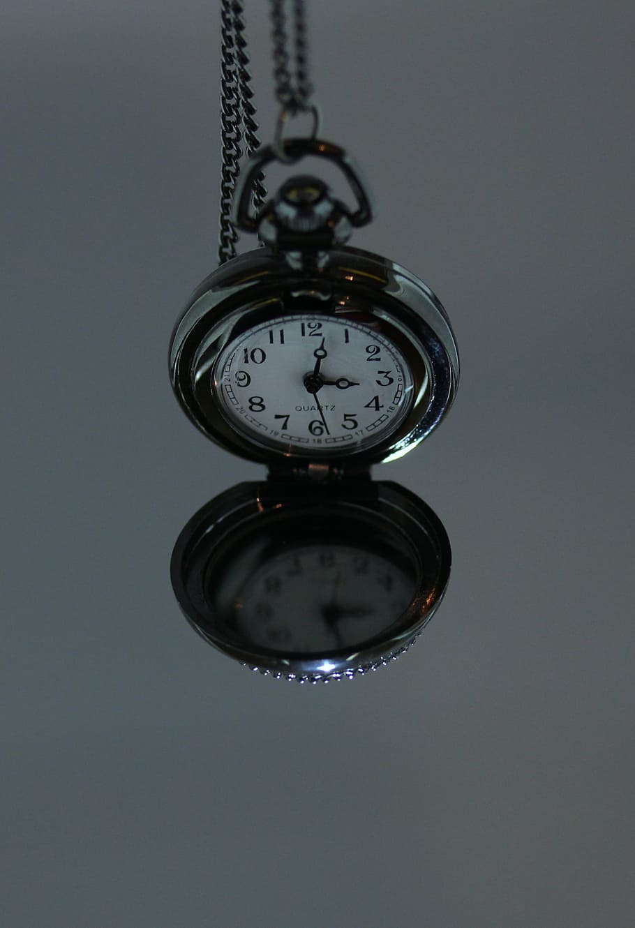 hodinky, čas, klenot, stříbrný, studio shot, nikdo, závěsný, odraz, detail, černé pozadí, uvnitř, den, hodiny, nástroj času, číslo, přesnost, šedé pozadí, jeden objekt, kapesní hodinky, šedá, tvar, geometrický tvar, stálý život, kruh, ciferník, minutová ručička, 2K