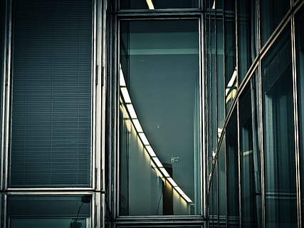 fechadas, Claro, porta de vidro, arquitetura, janela, fachada, construção, fachada da casa, arranha-céu, iluminação, cidade, moderno, vidro, janela de vidro, fachadas de vidro, urbano, estrutura construída, ninguém, padronizar, exterior do edifício, corrimão, vidro - material, metal, visão de baixo ângulo, iluminado, reflexão, dia, transporte, ao ar livre, Escadaria, exterior do prédio de escritórios, teto, 4K, CC0, domínio público, royalty free