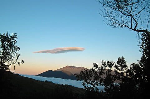 Java, vulkaan, zonsopkomst, natuur, berg-, boom, buitenshuis, hemel, fabriek, schoonheid in de natuur, scenics - natuur, kalmte, rustige scène, dag, niet-stedelijke scène, milieu, geen mensen, blauw, groei, lage hoekweergave, vliegend, mid-air, patriottisme, 2K, CC0, publiek domein, royaltyvrij