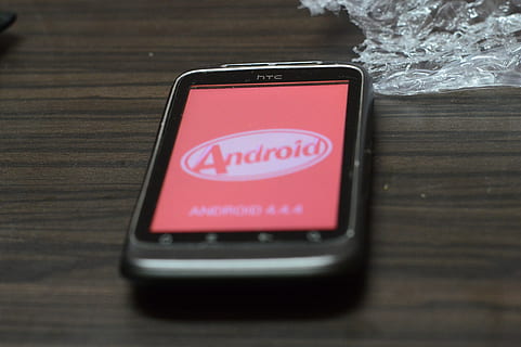 smartphone, Android, tehnologie, telefon, atingere, telefon mobil, dispozitiv mobil, telefoane mobile, comunicare, selectiv, tehnologia fără fir, text, conexiune, un singur obiect, în interior, telefon inteligent, dispozitiv portabil de informații, nici o persoana, western script, a închide, date, masa, ecran, natură moartă, semn, Echipament electric, 4K, CC0, domeniu public, fără drepturi de autor