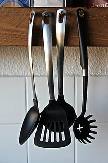 mutfak, sofra takımı, bütçe, pişirmek, tencere amp mutfak eşyaları, mutfak gereci, içeriye, yurtiçi mutfak, asılı, ev Aletleri, metal, insansız, ev, natürmort, kapatmak, cihaz, duvar inşa özelliği, yurtiçi oda, kap yemek, ahşap malzeme, ev içi, nesne grubu, Mutfak aleti, ekipman, çelik, gümüş renkli, saldırganlık, 5K, CC0, kamu malı, telif ücretsiz
