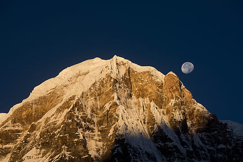 Castanho, montanha, meia-lua, fotografia aérea, montar, lua, céu, neve, natureza, Pico da montanha, panorama, scenics, azul, ao ar livre, cadeia de montanhas, inverno, Himalaia, ninguém, lua cheia, noite, Rocha, rock - objeto, sólido, scenics - natureza, beleza na natureza, espaço, astronomia, meio Ambiente, tranquilidade, lua planetária, rochedo, 5K, CC0, domínio público, royalty free